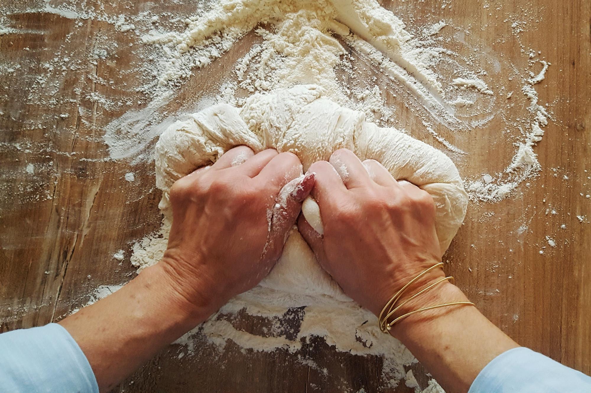 Dettaglio mani che impastano