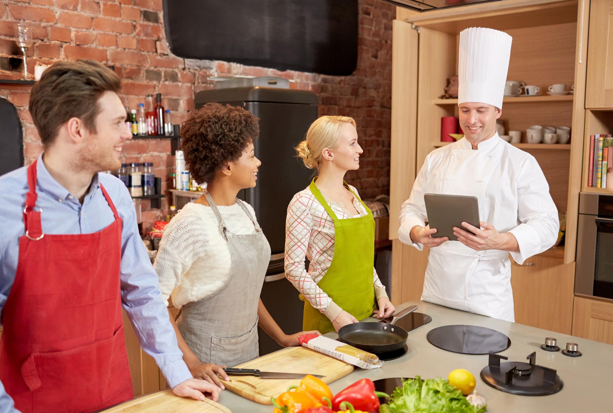 Laboratorio di cucina con partecipanti