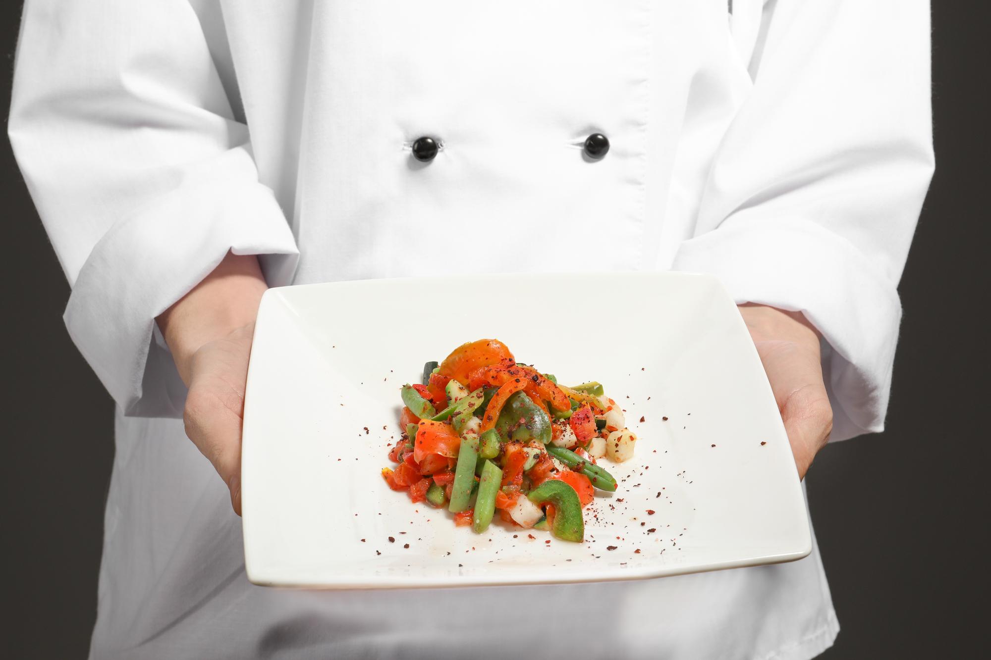 Chef al lavoro su un piatto raffinato